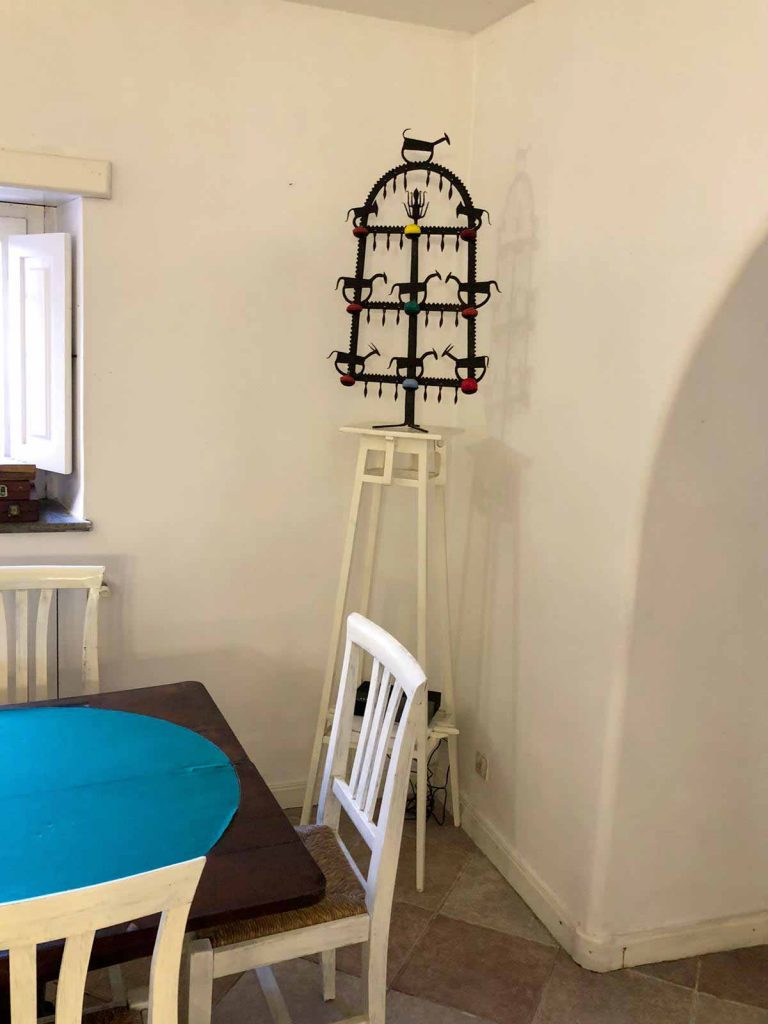 Salone con tavolo da gioco di casa Carlotta